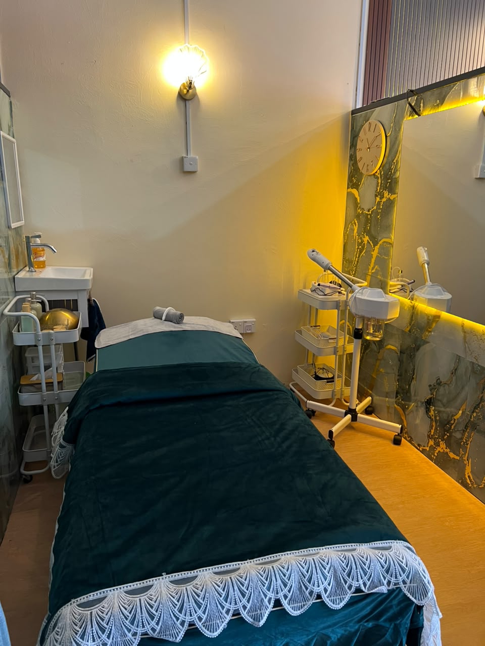 Suasana Mewah Aisyah Luxe Spa di Kuala Krai — Facial & Bekam Premium